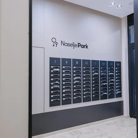 Park - Luxury With Garage *